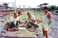 藏品(《汗水直直落 勞工影像故事輯》汗水直直落「忙裡偷閒．鐵道旁一景」照片)的圖片