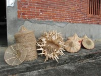 藏品(《汗水直直落 勞工影像故事輯》巧手展功夫「手工斗笠展現長輩的智慧結晶」照片)的圖片