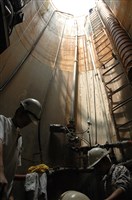 藏品(《汗水直直落 勞工影像故事輯》險峰中賺食「上看興土木 下探建水道」照片)的圖片
