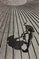 藏品(《汗水直直落 勞工影像故事輯》險峰中賺食「險峻的高空作業」照片)的圖片