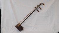 藏品(胡琴（絃柄頂端黑色彎、風箱深褐黃黑色）【展示櫃】)的圖片