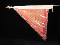 藏品( 2.紅色底、四隻腳龍、一面繡梨春園(三角旗))的圖片