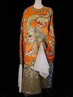 藏品(黃蟒（菊色、金龍腳騰雲圖案）【展示櫃】)的圖片