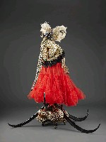 藏品(她穿著部分設計為高腰抓皺與紅裙的西式洋裝，是外來的奇異種族，失去頭顱的象神被拋向大海，最後遭遇海難。沒有腳的孟加拉人紮根於外海，跟隨她的母親在額頭畫下句點，受束縛的牛角舌頭，在壓力之下長得像一頭公羊。)的圖片