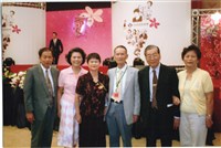 藏品(客家終身貢獻獎與家人合照)的圖片