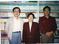 藏品(黃娟與前衛出版社社長及東方白合照)的圖片