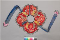 藏品(四合如意柳葉式繡纏枝牡丹紋串珠雲肩)的圖片