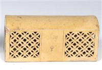 藏品(皮箱形鏤空陶枕)的圖片