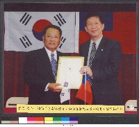 藏品(民國95年韓國體大李勝國總掌蒞臨本校簽訂姐妹校合約-相片)的圖片