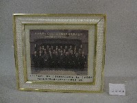 藏品(1988年蔡敏忠院長、行政院院官員、全體受獎人合影-相片(裝框))的圖片