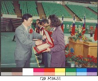 藏品(邱金松校長頒獎握手-相片)的圖片