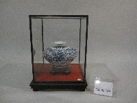 藏品(白底彩繪藍色花形花瓶(裝框))的圖片