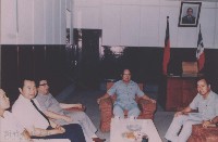 藏品(省府邱主席蒞臨聽取縣治遷建簡報 74.9.24)的圖片