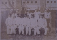 藏品(合照於新竹中學校教室前)的圖片