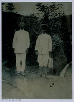 藏品(南條博明相片集：南條博明著官服與友人合照)的圖片