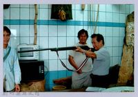 藏品(林柏燕老師在以凡的文物館試用獵槍)的圖片