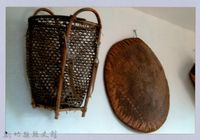 藏品(泰崗部落用之揹籠及農具)的圖片