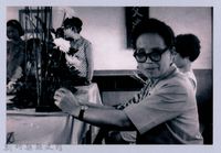 藏品(鄧雨賢相關照片12：鄧雨賢之妻鍾有妹插花照)的圖片