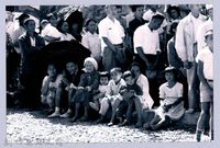 藏品(鄧雨賢相關照片100：眾人於豔陽下等待)的圖片