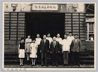 藏品(彭縣長於新竹縣立圖書館前留影-1)的圖片