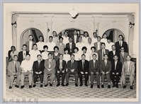 藏品(彭公瑞鷺縣長主持新竹縣政八年誌念：彭縣長與眾人在市政大廳合影-3)的圖片