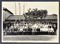 藏品(彭公瑞鷺縣長主持新竹縣政八年誌念：彭縣長與眾人合影-1)的圖片