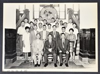 藏品(彭公瑞鷺縣長主持新竹縣政八年誌念：彭縣長與兵役科職員合影)的圖片