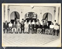 藏品(彭公瑞鷺縣長主持新竹縣政八年誌念：彭縣長與人事室職員合影)的圖片