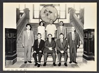 藏品(彭公瑞鷺縣長主持新竹縣政八年誌念：彭縣長與合作室職員合影)的圖片