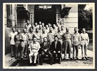 藏品(彭公瑞鷺縣長主持新竹縣政八年誌念：彭縣長與民防指揮部職員合影)的圖片