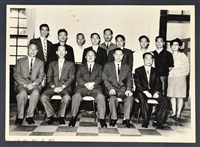 藏品(彭公瑞鷺縣長主持新竹縣政八年誌念：彭縣長與各行政官員合影)的圖片