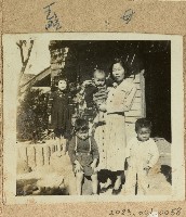 藏品(范姜碧珠和子女自宅前留影)的圖片