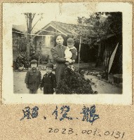 藏品(范姜碧珠和兒女自宅前留影)的圖片