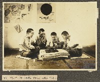 藏品(講習生小田等四人海南島養成所宿舍下棋照片)的圖片