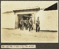 藏品(海南島養成所講習生井口等四人步出地政事務職員養成所照片)的圖片