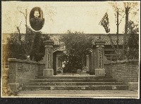 藏品(臺灣公立關西公學校及其附設關西農業補習學校校門口、校旗及校長照片)的圖片