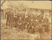 藏品(劉家均和台北國語學校同學校園合照)的圖片