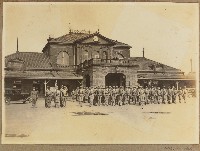 藏品(宜蘭農林學校學生車站前集合照)的圖片