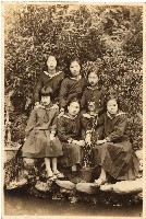 藏品(范姜雪子和中壢家政女子學校同學合影（昭和17年3月30日）)的圖片