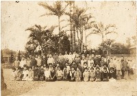 藏品(范姜雪子與新屋國小畢業生紀念合影（昭和19年1月6日）)的圖片