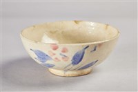 藏品(陶製米黃底藍葉粉花碗)的圖片