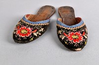 藏品(黑面紅花刺繡拖鞋)的圖片