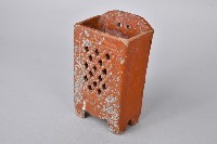 藏品(陶製紅胎褐釉格紋鏤雕箸籠)的圖片