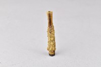 藏品(祥龍紋浮雕扁嘴煙嘴)的圖片