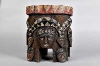 藏品(浮雕人面百步蛇木椅)的圖片