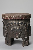 藏品(浮雕人面百步蛇木椅)的圖片