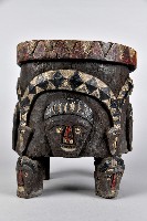 藏品(浮雕人面百步蛇紋木凳)的圖片