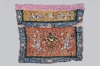 藏品(刺繡紅底藍邊龍鳳桌裙)的圖片