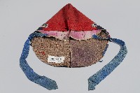 藏品(紅底藍邊花草刺繡布帽)的圖片