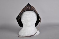 藏品(黑底幾何紋刺繡童帽)的圖片